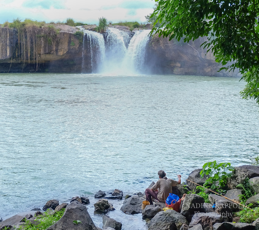 Vietnam Wasserfall Mann Angler
