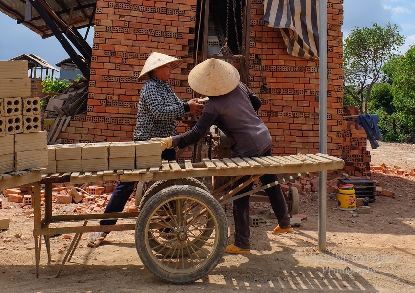 Vietnam Ziegelsteine Frauen Arbeiterinnen 