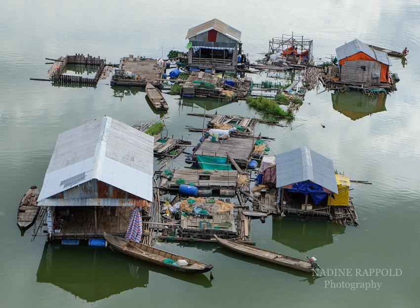 Vietnam Motorradtour See Hütten Dorf auf dem Wasser