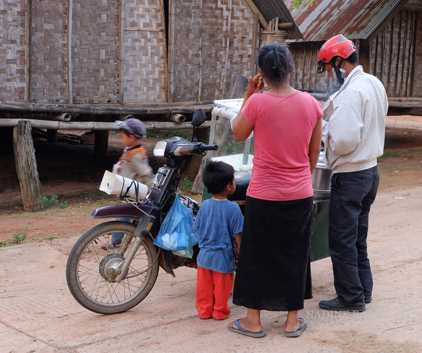 Vietnam Motorradtour Verkäufer Frau Sohn Süßigkeiten