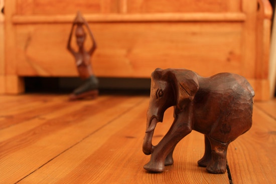 Schärfentiefe Blende f 22 Holzfiguren Elefant Frau