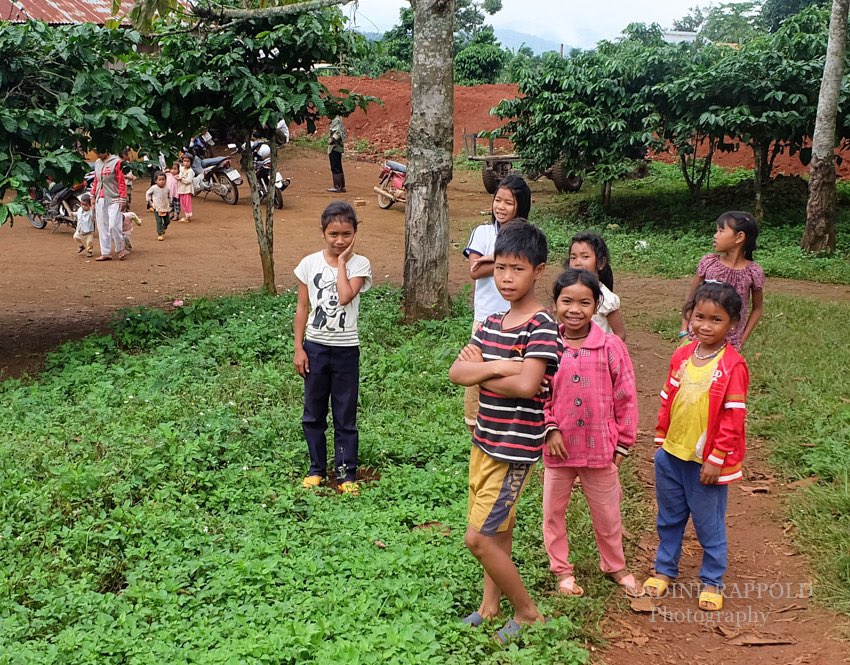 Vietnam Dorf Kinder schüchtern neugierig