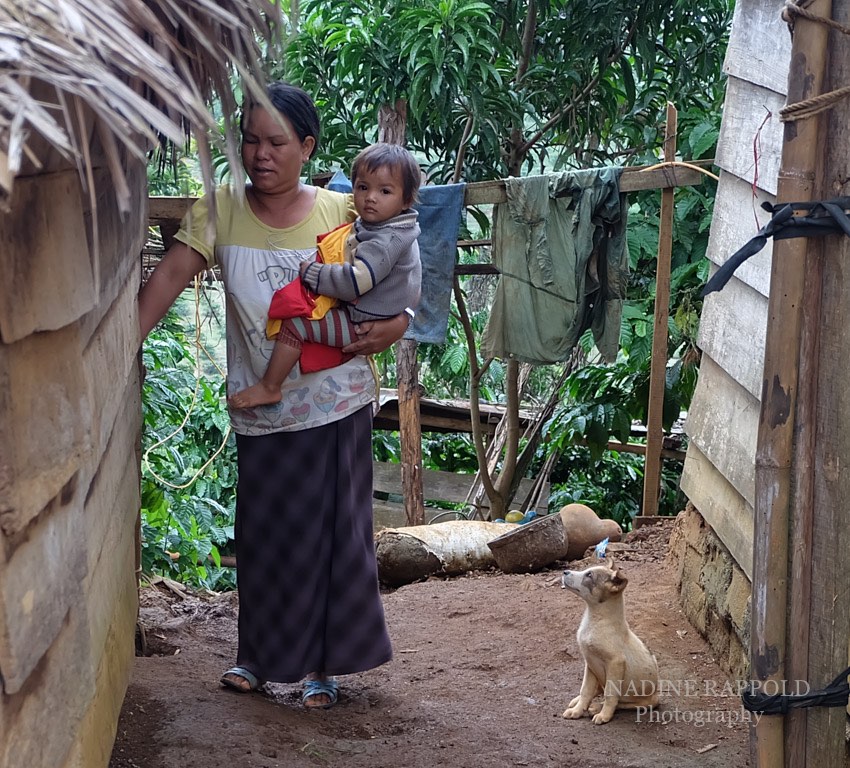 Vietnam Mutter mit Kind Hund Welpe