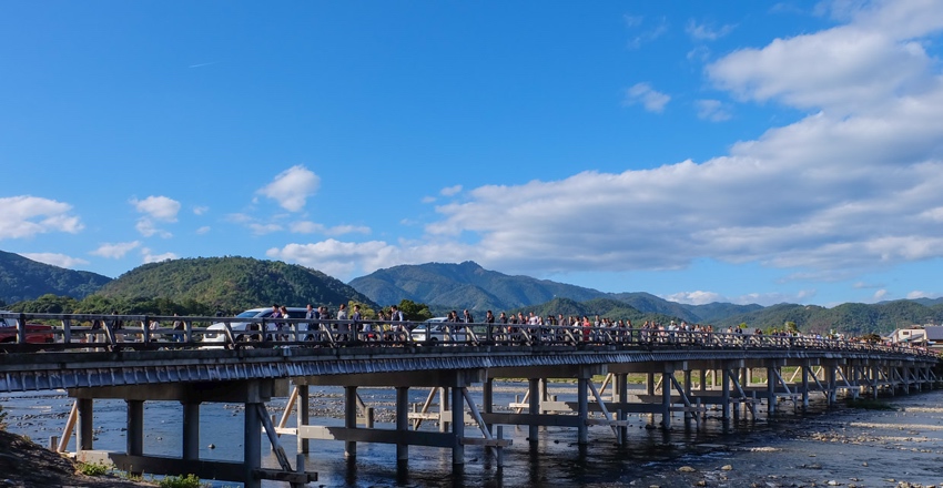 Die berühmte Togetsu-kyo Brücke in Kyoto, Japan