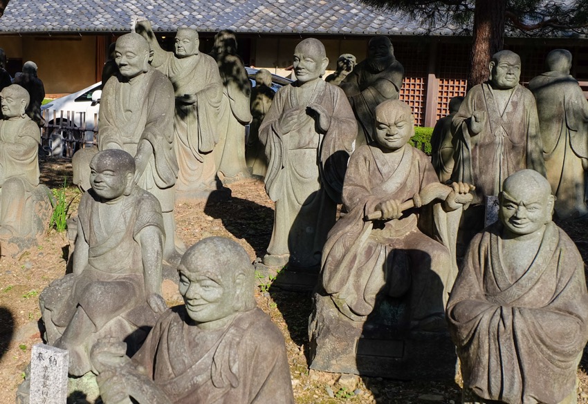 Garten voller Buddha-Statuen im Arashiyama Distrikt in Kyoto, Japan