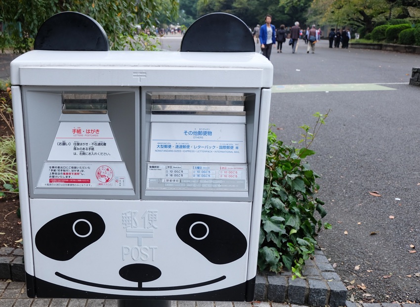 Briefkasten im Panda-Stil in Tokio, Japan