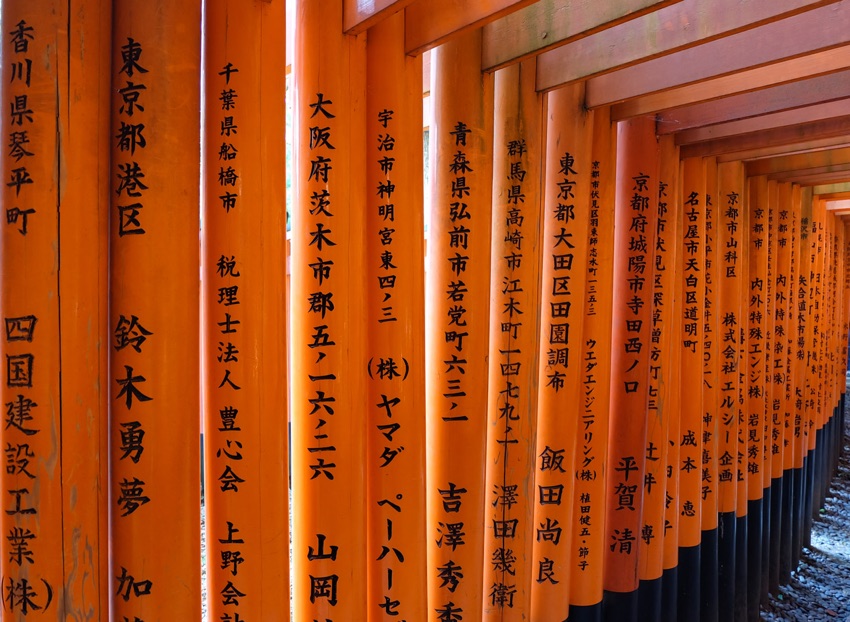 Rote Torii Gates im Fushimi Inari Kaisha Schrein in Inari, Japan