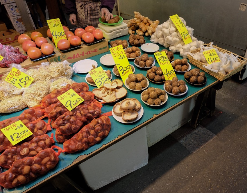 Marktstand auf dem Fischmarkt in Kanazawa, Japan