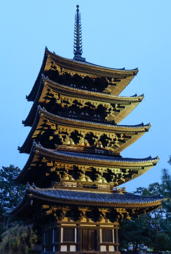 5-story-Pagode in Nara bei Nacht, Japan