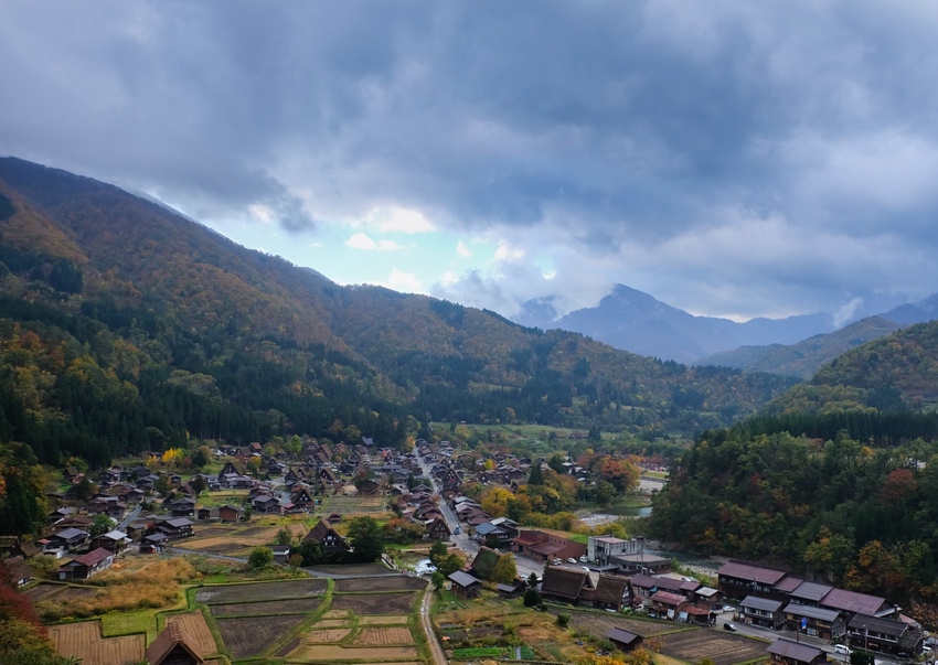 Ausblick auf das UNESCO-Erbe Dorf Shirakawa-go in Japan