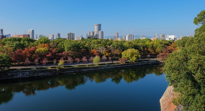 Blick auf Osaka vom Schlosspark aus aufgenommen, Japan