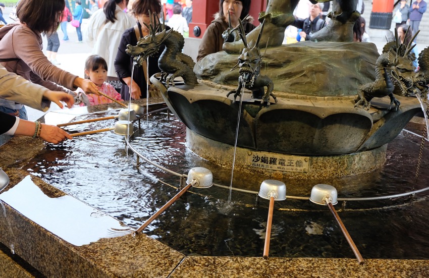 Senso-ji Drachen Brunnen in Tokio, Japan