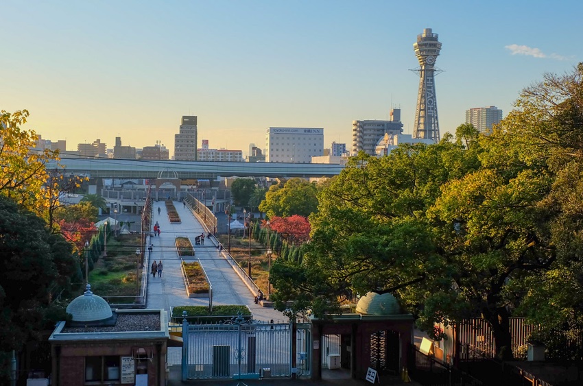 Blick auf den Tsutenkaku Shisekai Distrikt in Osaka, Japan